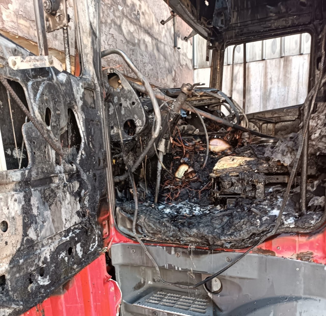 Mardin’de park halindeki tır alevlere teslim oldu