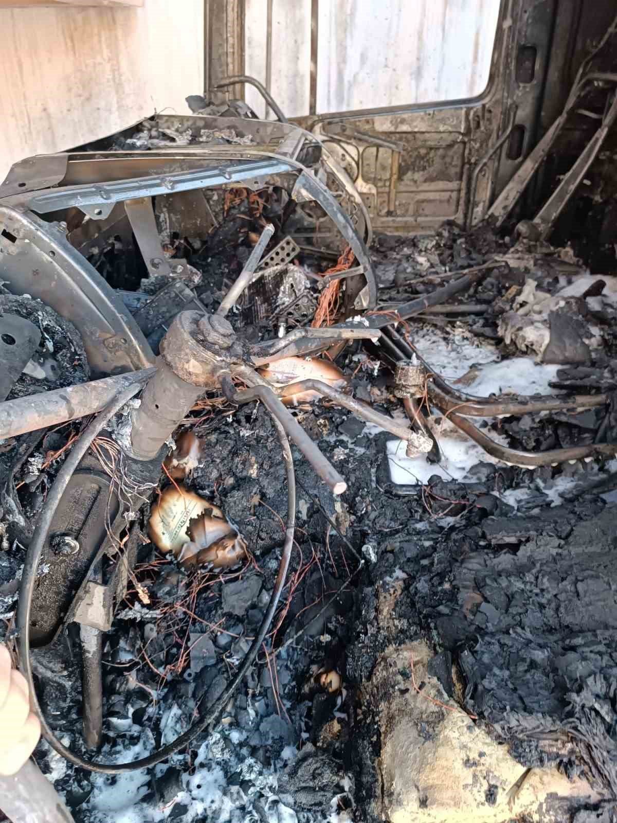 Mardin’de park halindeki tır alevlere teslim oldu