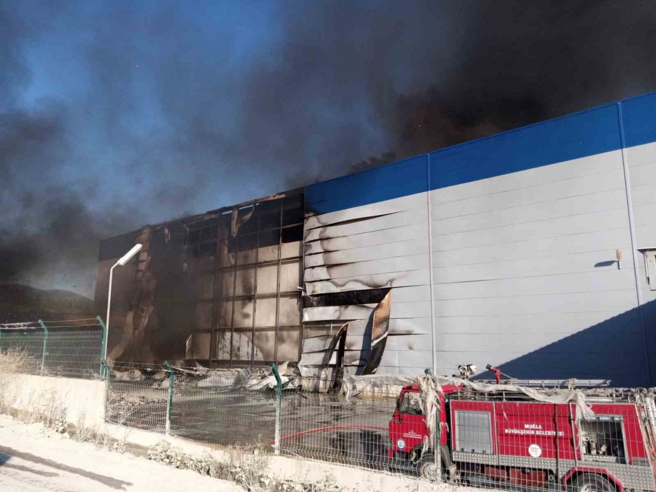 Muğla’da lojistik firmasına ait depoda yangın çıktı