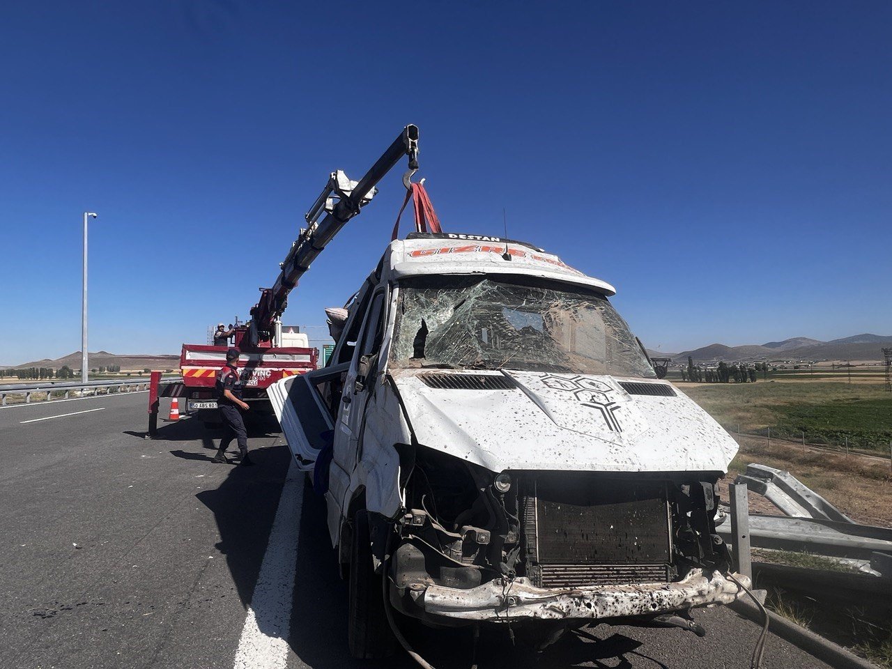 Tarım işçilerini taşıyan minibüs devrildi: 24 yaralı