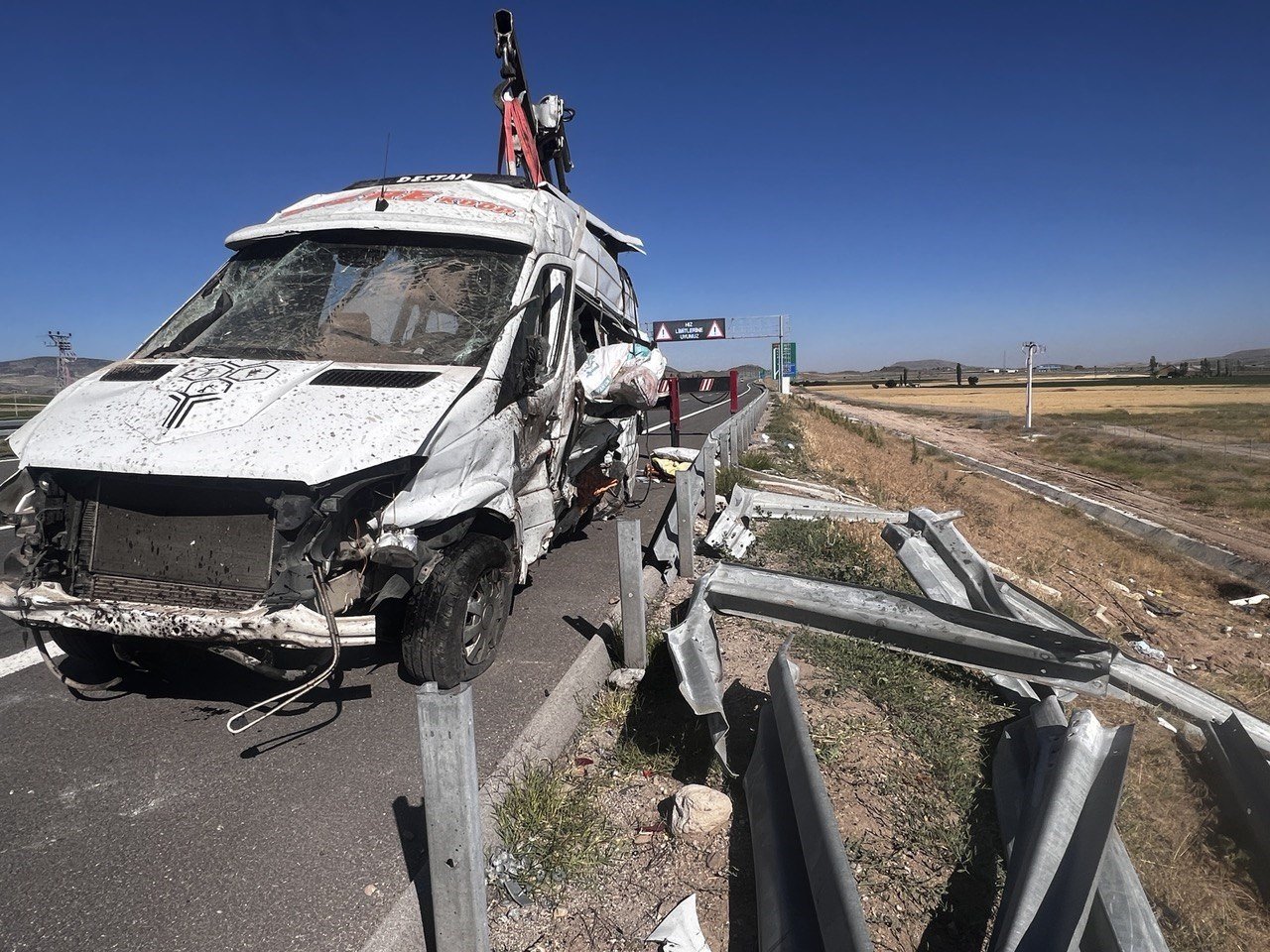 Tarım işçilerini taşıyan minibüs devrildi: 24 yaralı