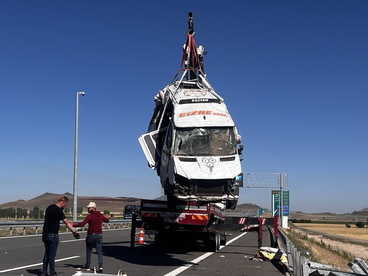Tarım işçilerini taşıyan minibüs devrildi: 24 yaralı