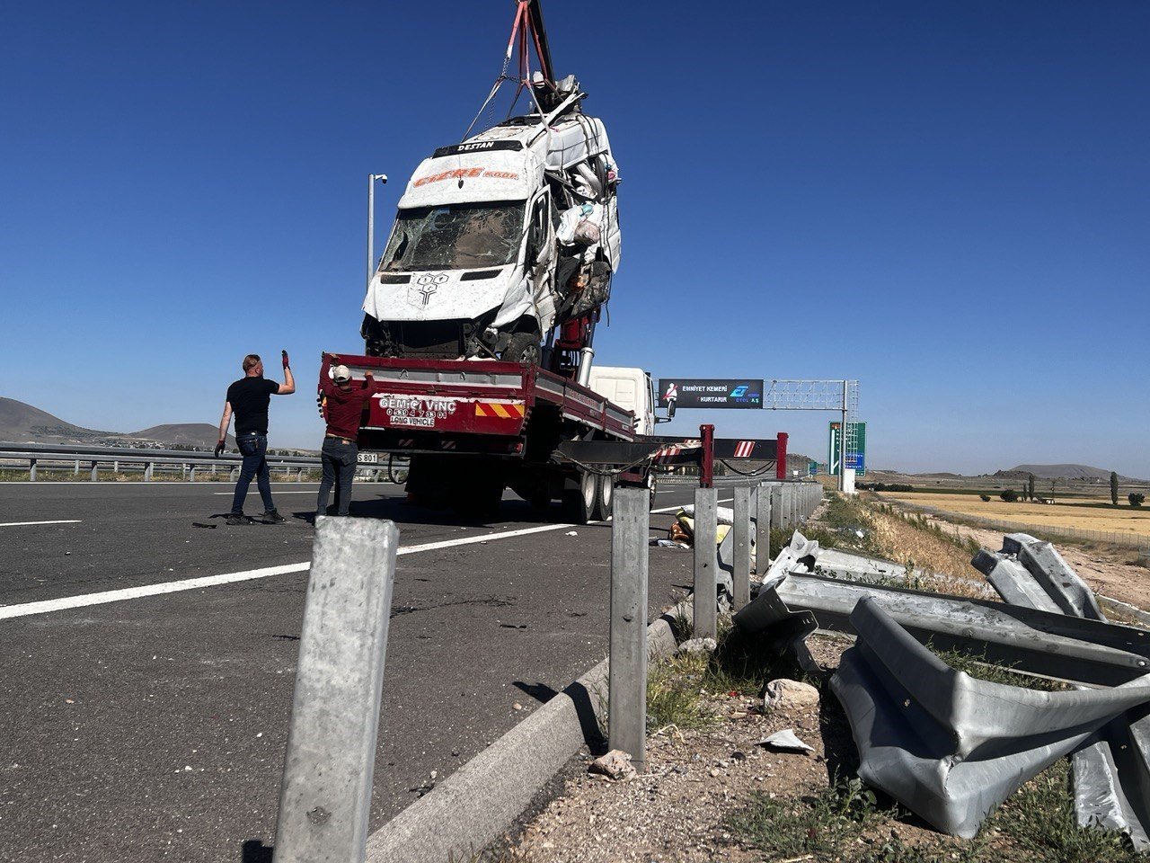 Tarım işçilerini taşıyan minibüs devrildi: 24 yaralı