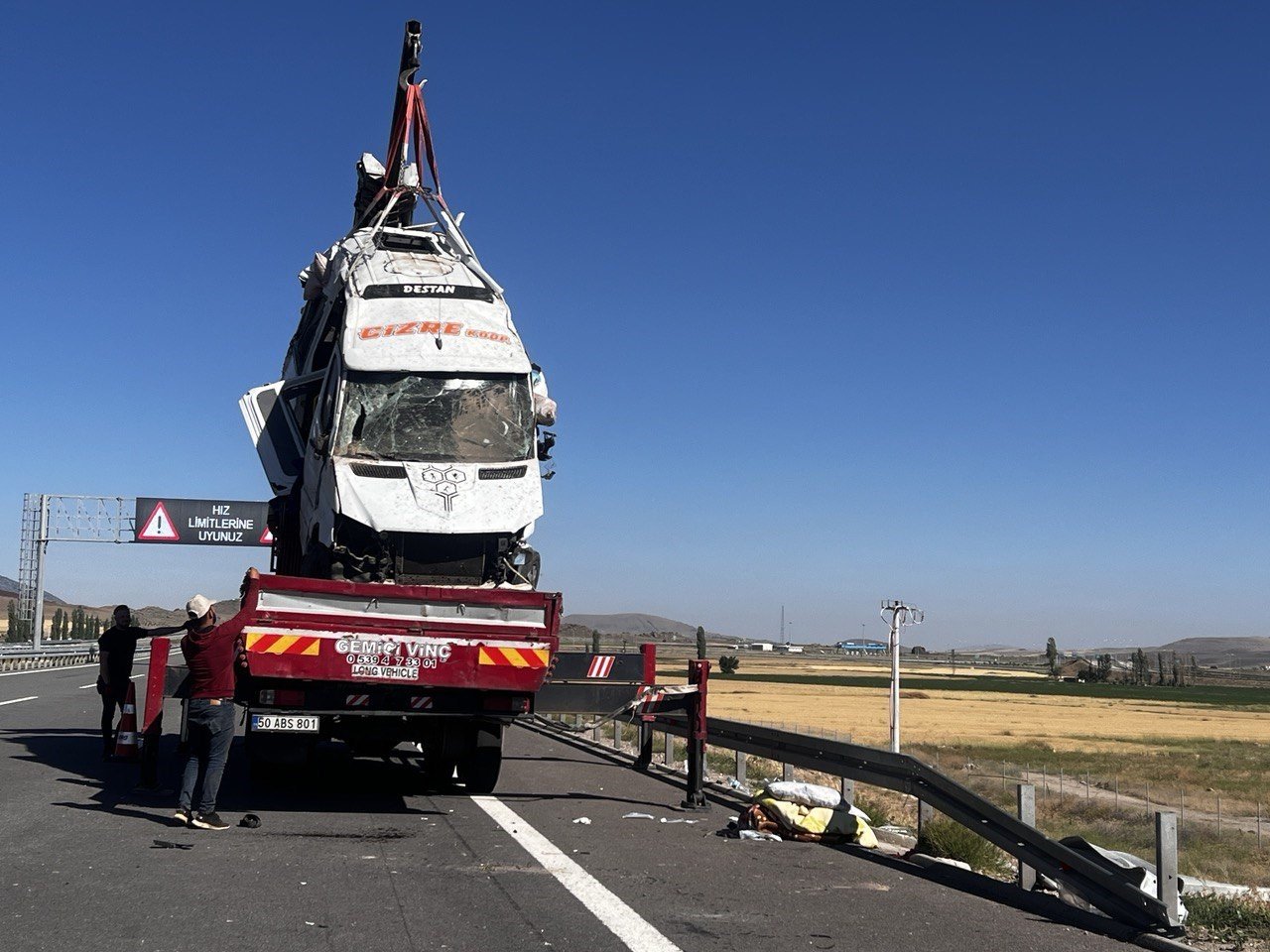 Tarım işçilerini taşıyan minibüs devrildi: 24 yaralı