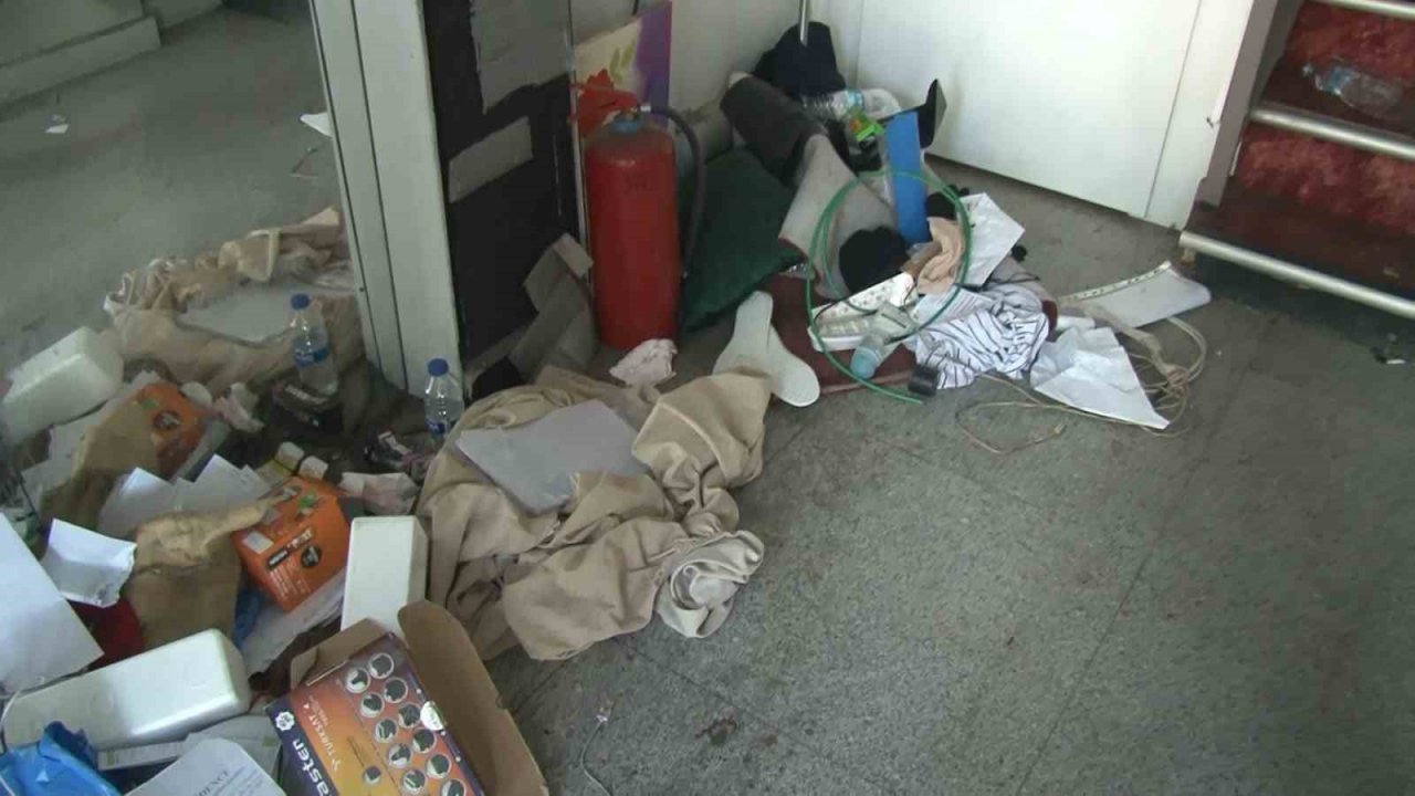 Ataşehir’de otelde satırlı tahliye krizi: Camları söktü, duvarları kırdı