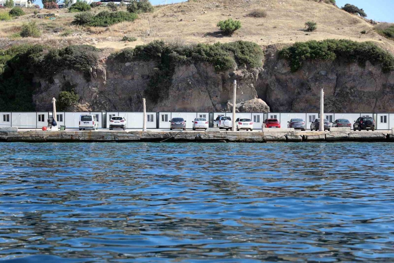 Sahildeki 22 konteyneri belediye ekipleri kaldırdı