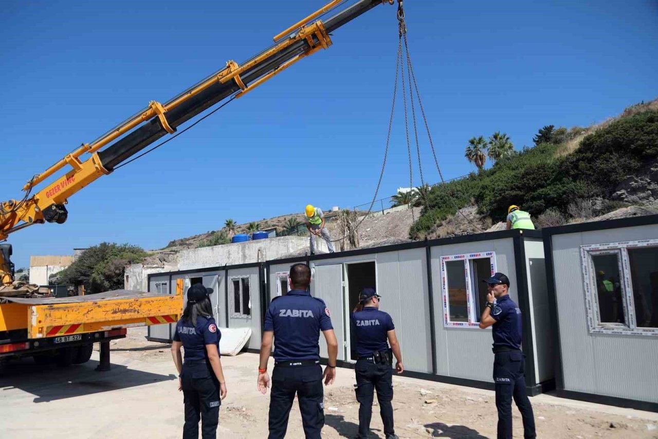 Sahildeki 22 konteyneri belediye ekipleri kaldırdı