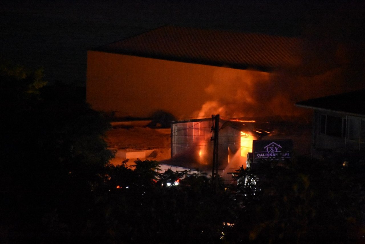 Sinop’ta inşaat firması deposu yangında küle döndü