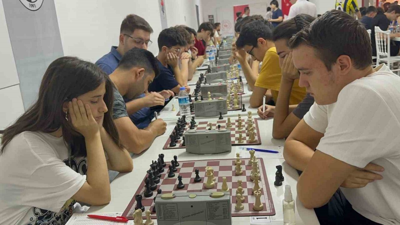 Demokrasi Kupası Satranç Turnuvası düzenlendi