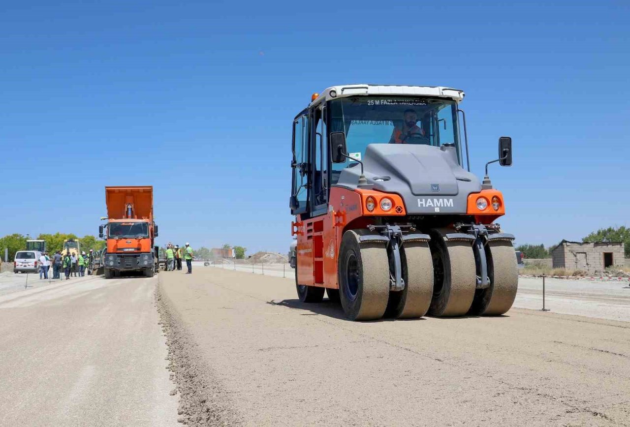 Van Gölü’nün gerdanlığı sahil yolunda hummalı çalışma