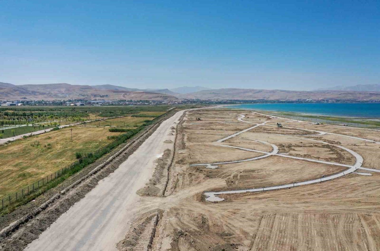 Van Gölü’nün gerdanlığı sahil yolunda hummalı çalışma