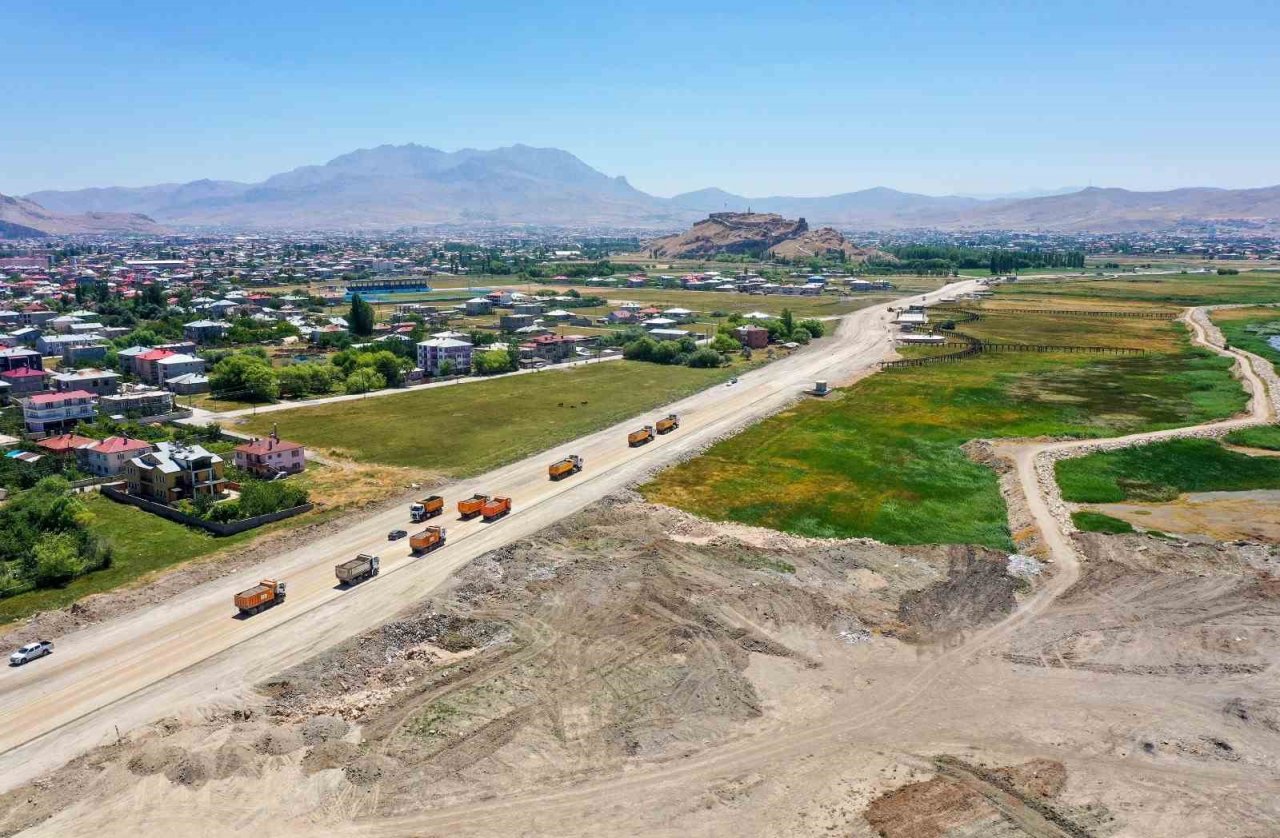 Van Gölü’nün gerdanlığı sahil yolunda hummalı çalışma