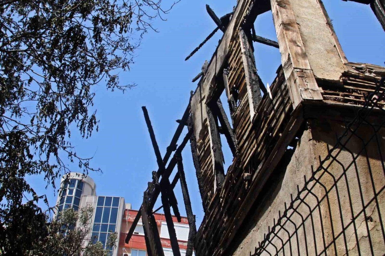 İtfaiye erlerinin söndürürken ölümden döndüğü metruk bina yangını muhtarı da isyan ettirdi