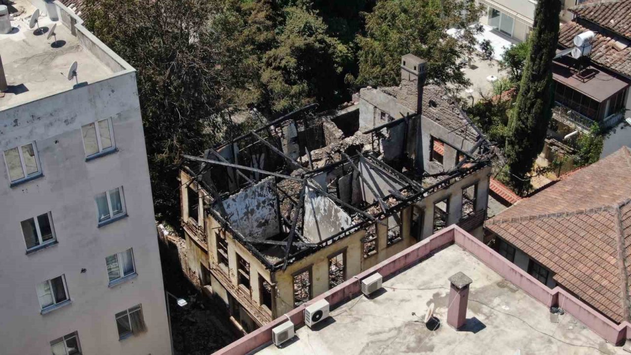 İtfaiye erlerinin söndürürken ölümden döndüğü metruk bina yangını muhtarı da isyan ettirdi
