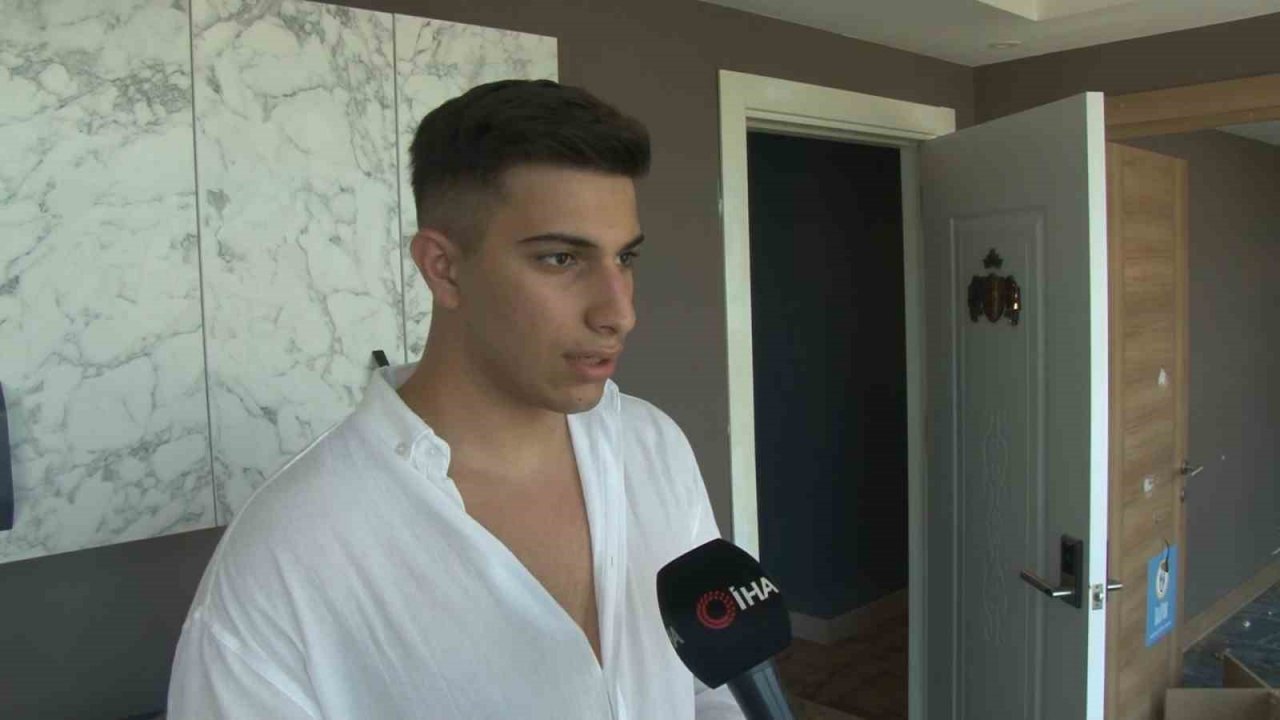 Ataşehir’de otelde satırlı tahliye krizi: Camları söktü, duvarları kırdı