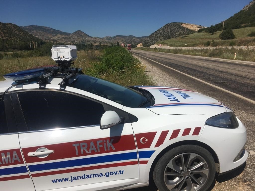 Jandarma Trafik Timleri hız konusunda sürücüleri uyardı