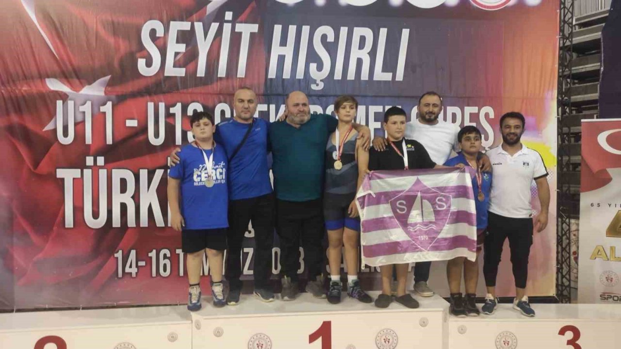 Yunusemreli güreşçiler Şanlıurfa’da Manisa’nın gururu oldu