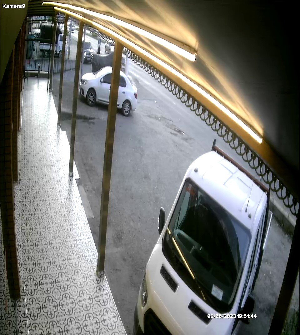 Geri manevra yaparken kadını ezdi, o anlar kameraya yansıdı