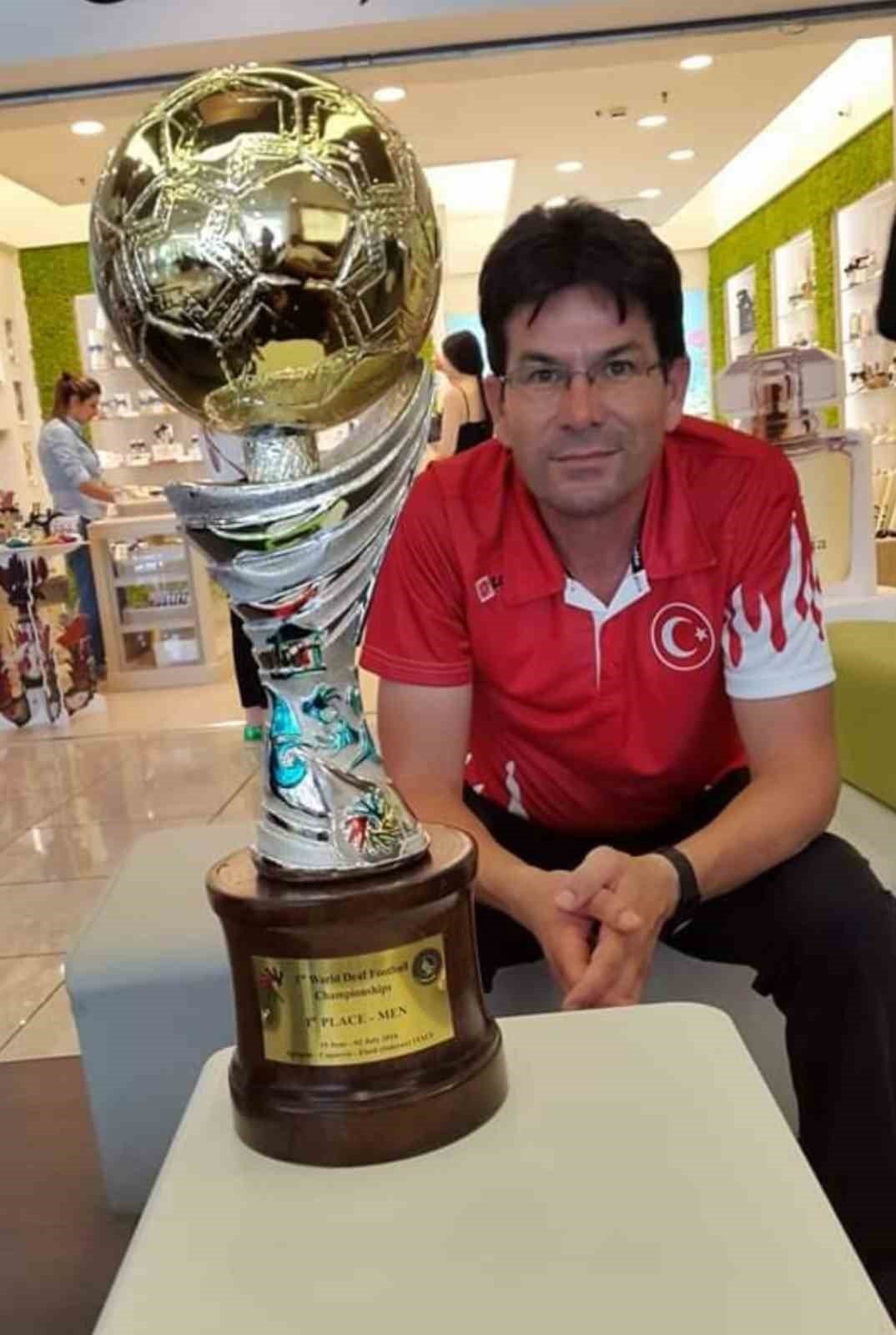 İşitme engelli tercümanı, İşitme Engelliler Milli Takımına antrenör oldu