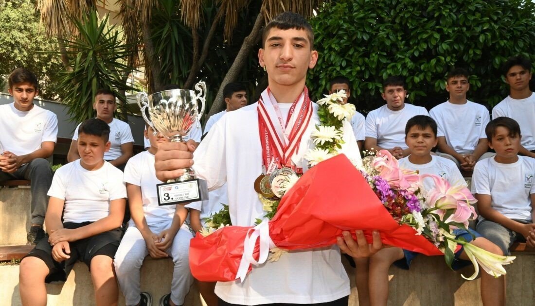 Genç güreşçi Bozkurt, Kırkpınar’dan sonra, minderde de başarı elde etti