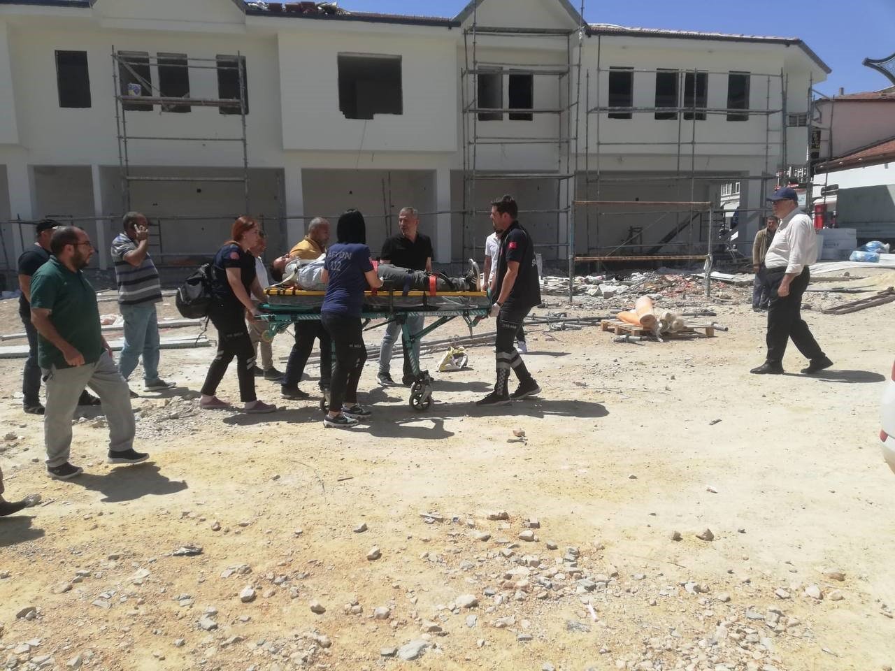 Belediyenin inşaatında çalışan işçi 3 metreden aşağı düşerek ağır yaralandı