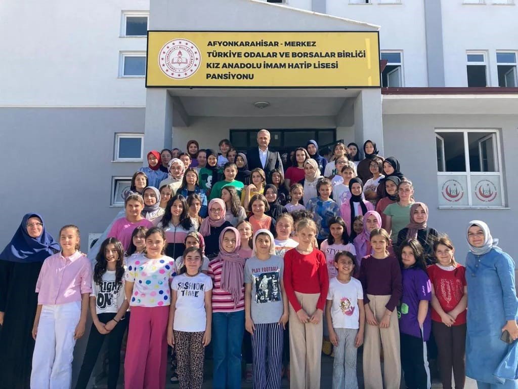 Kazancı, gençlerle buluştu