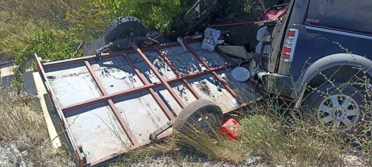 Römork bağlı ticari araç şarampole girdi, 2 kişi yaralandı
