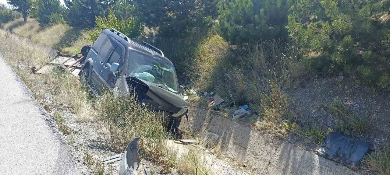 Römork bağlı ticari araç şarampole girdi, 2 kişi yaralandı