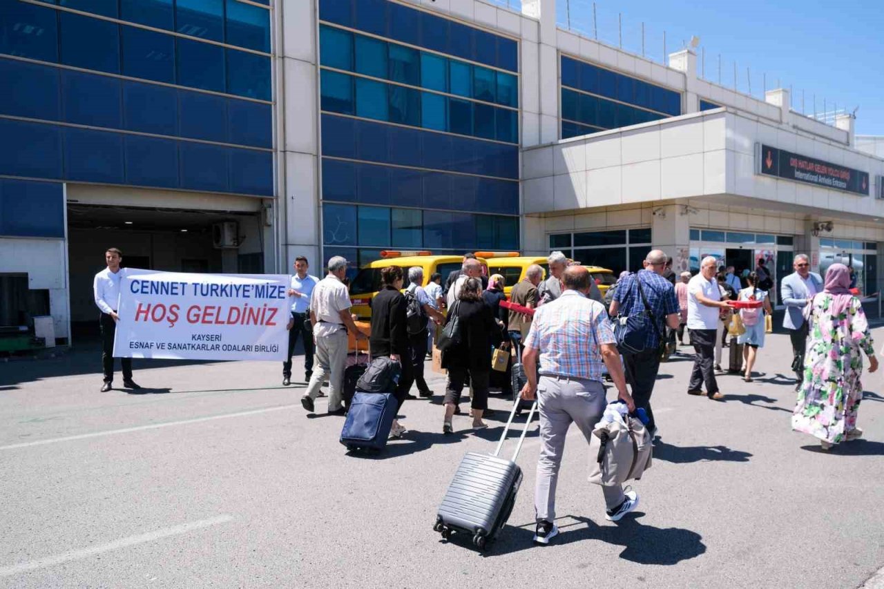 Gurbetçi vatandaşlar güllerle karşılandı
