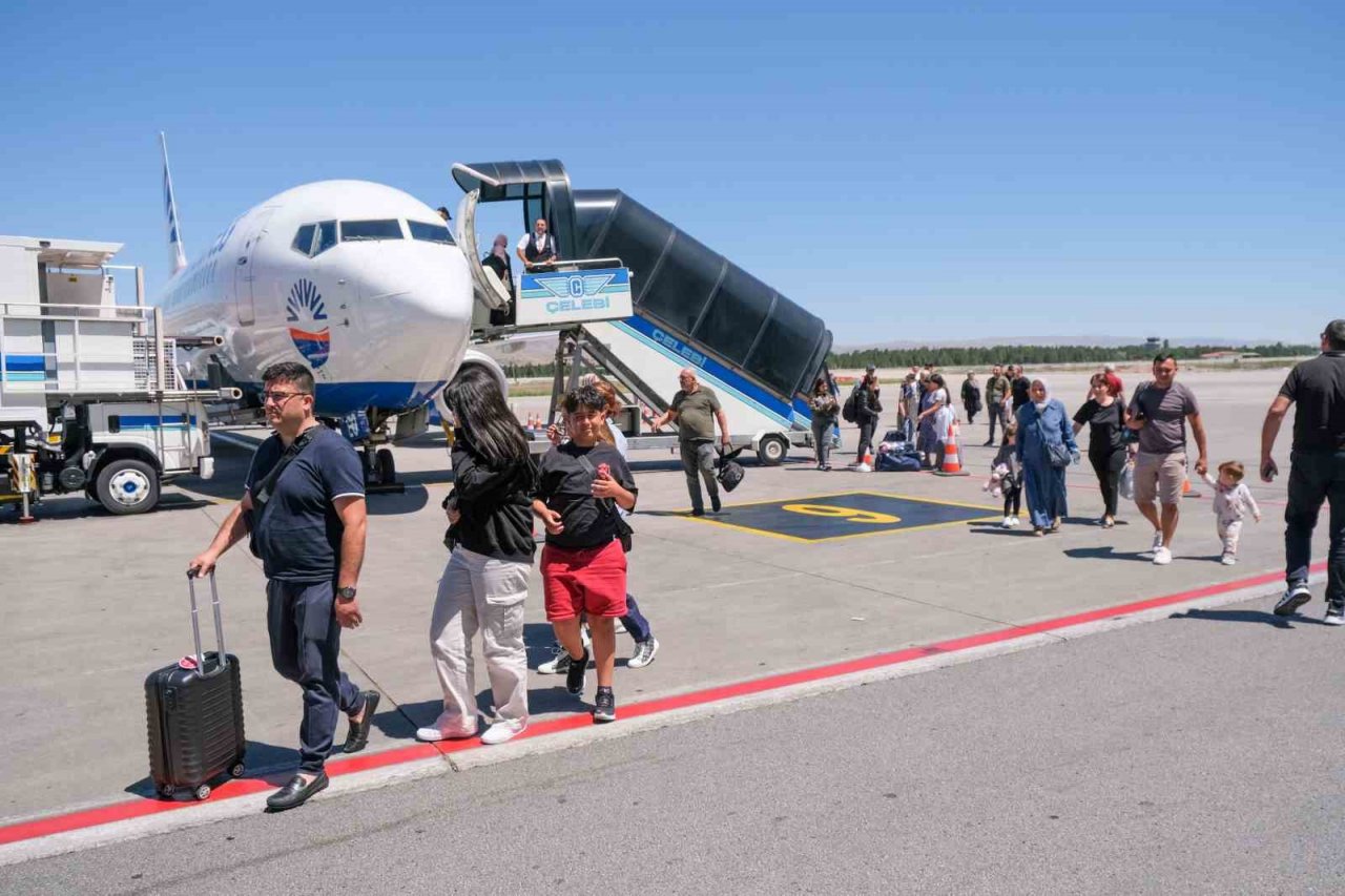 Gurbetçi vatandaşlar güllerle karşılandı