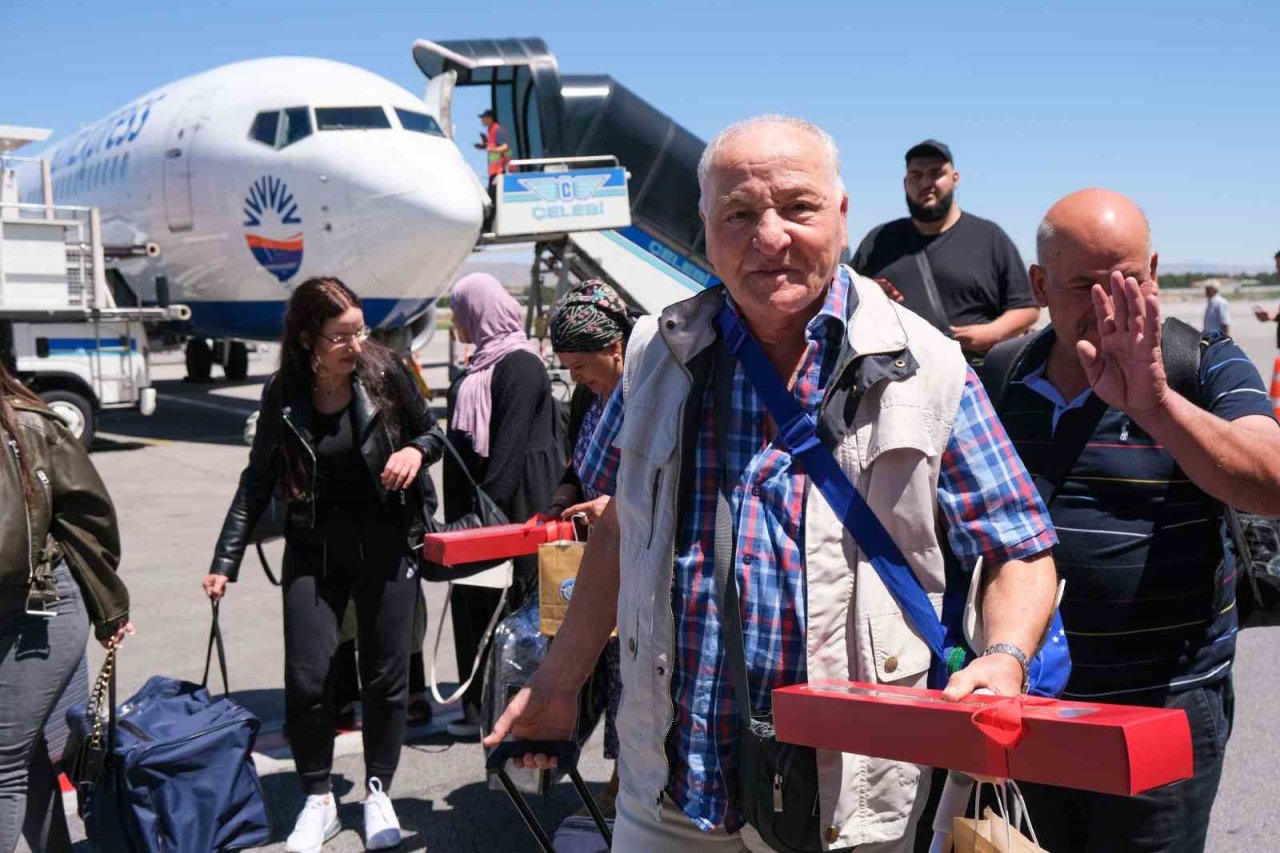 Gurbetçi vatandaşlar güllerle karşılandı