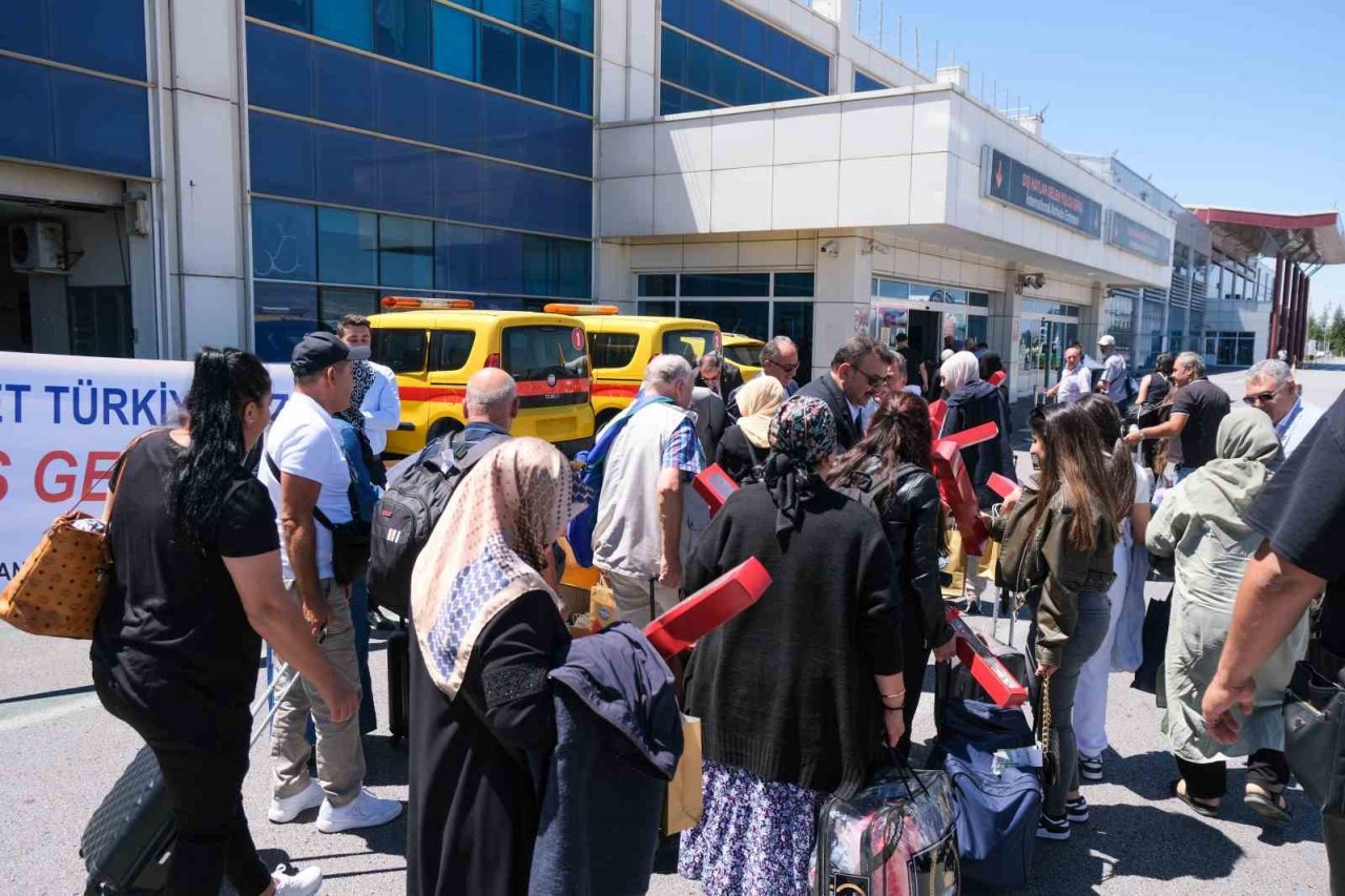 Gurbetçi vatandaşlar güllerle karşılandı