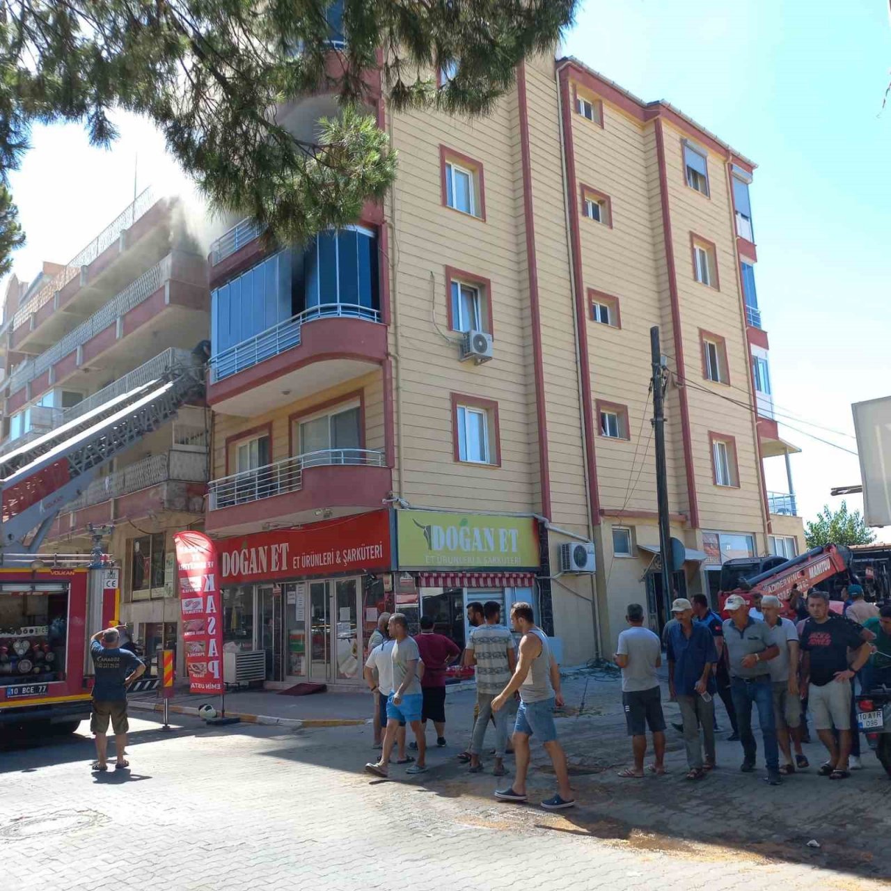 Alevler evi kullanılmaz hale getirdi