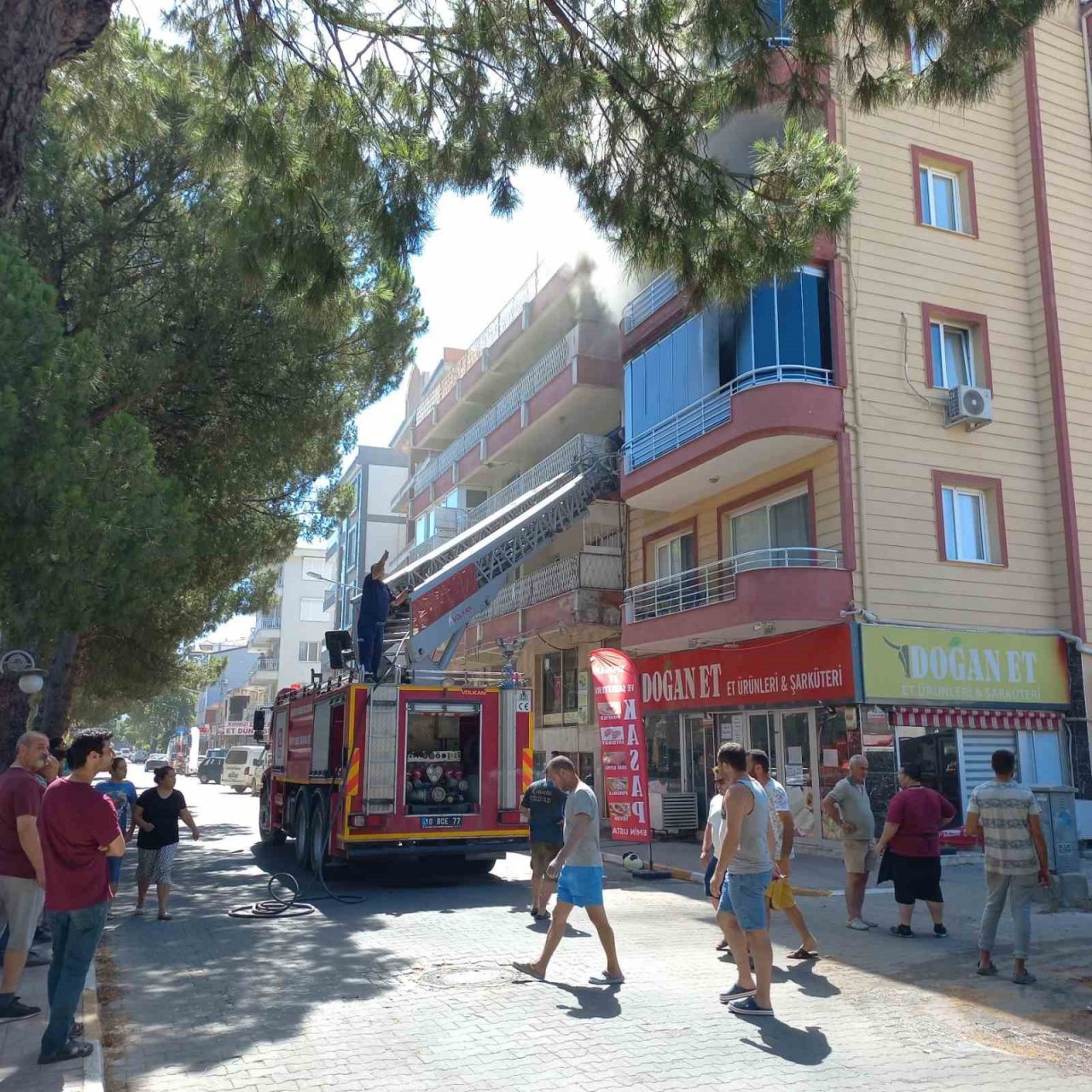 Alevler evi kullanılmaz hale getirdi