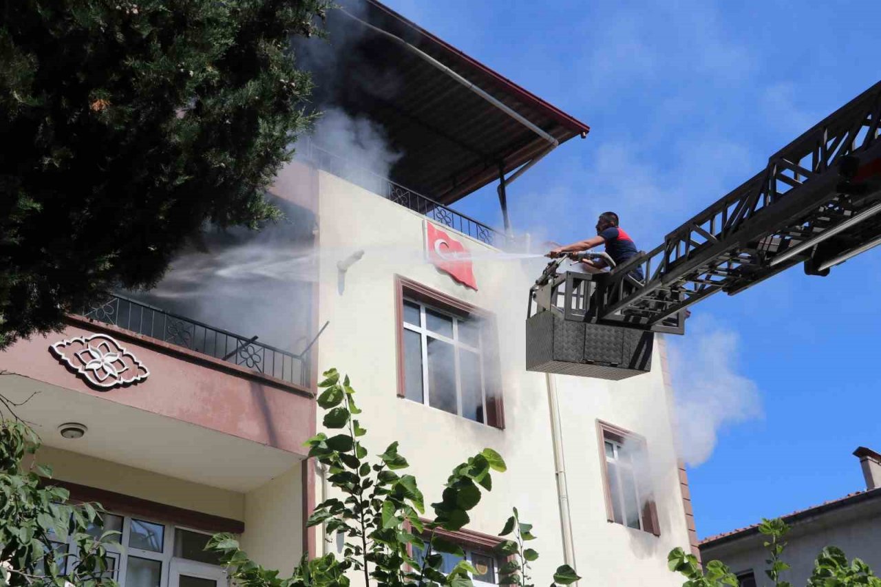 Amasya’da üç katlı binada korkutan yangın