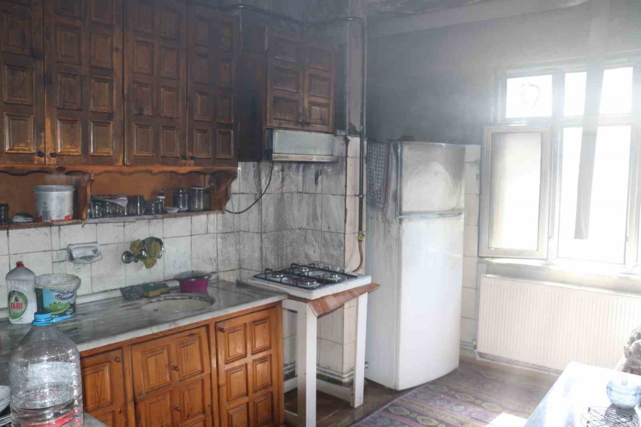 Amasya’da üç katlı binada korkutan yangın