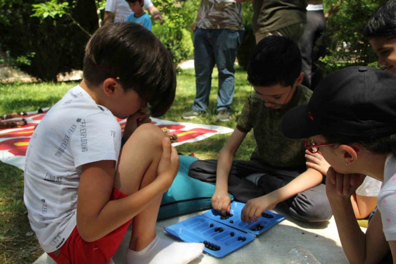 Türklere özgü unutulmaya yüz tutmuş asırlık oyunları öğreniyorlar