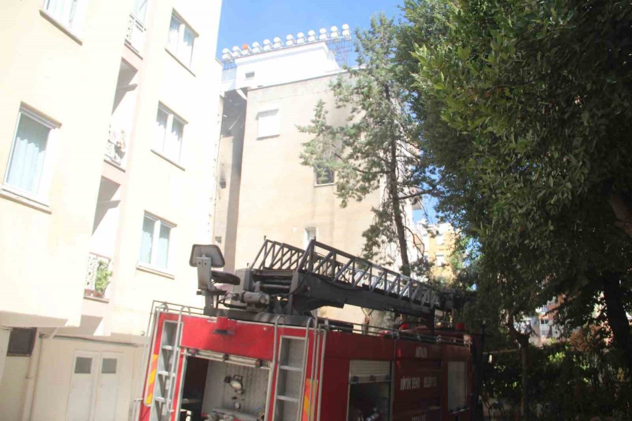 Mahalle sakinlerini sokağa döken yangında daire kullanılamaz hal geldi