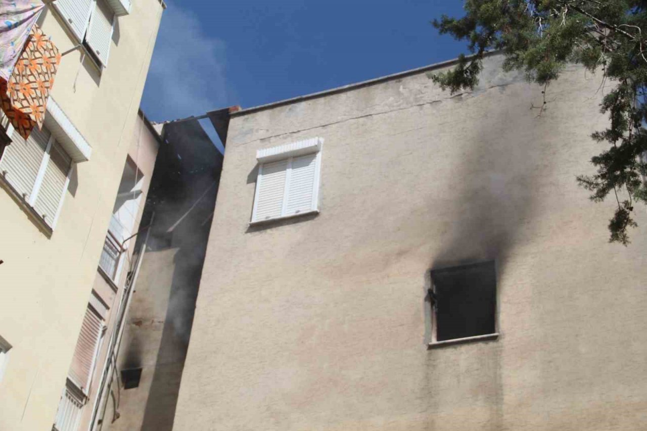 Mahalle sakinlerini sokağa döken yangında daire kullanılamaz hal geldi