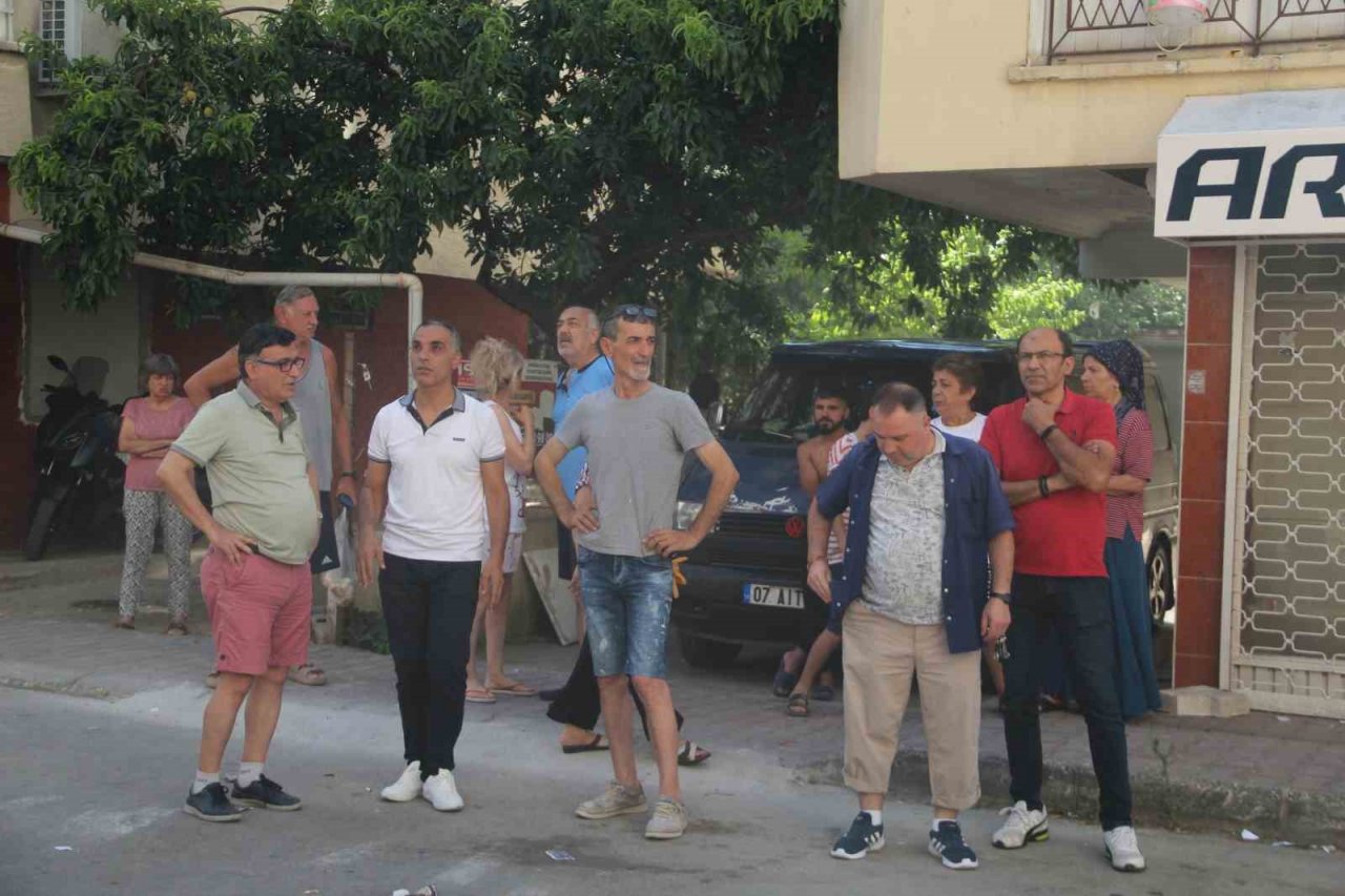 Mahalle sakinlerini sokağa döken yangında daire kullanılamaz hal geldi