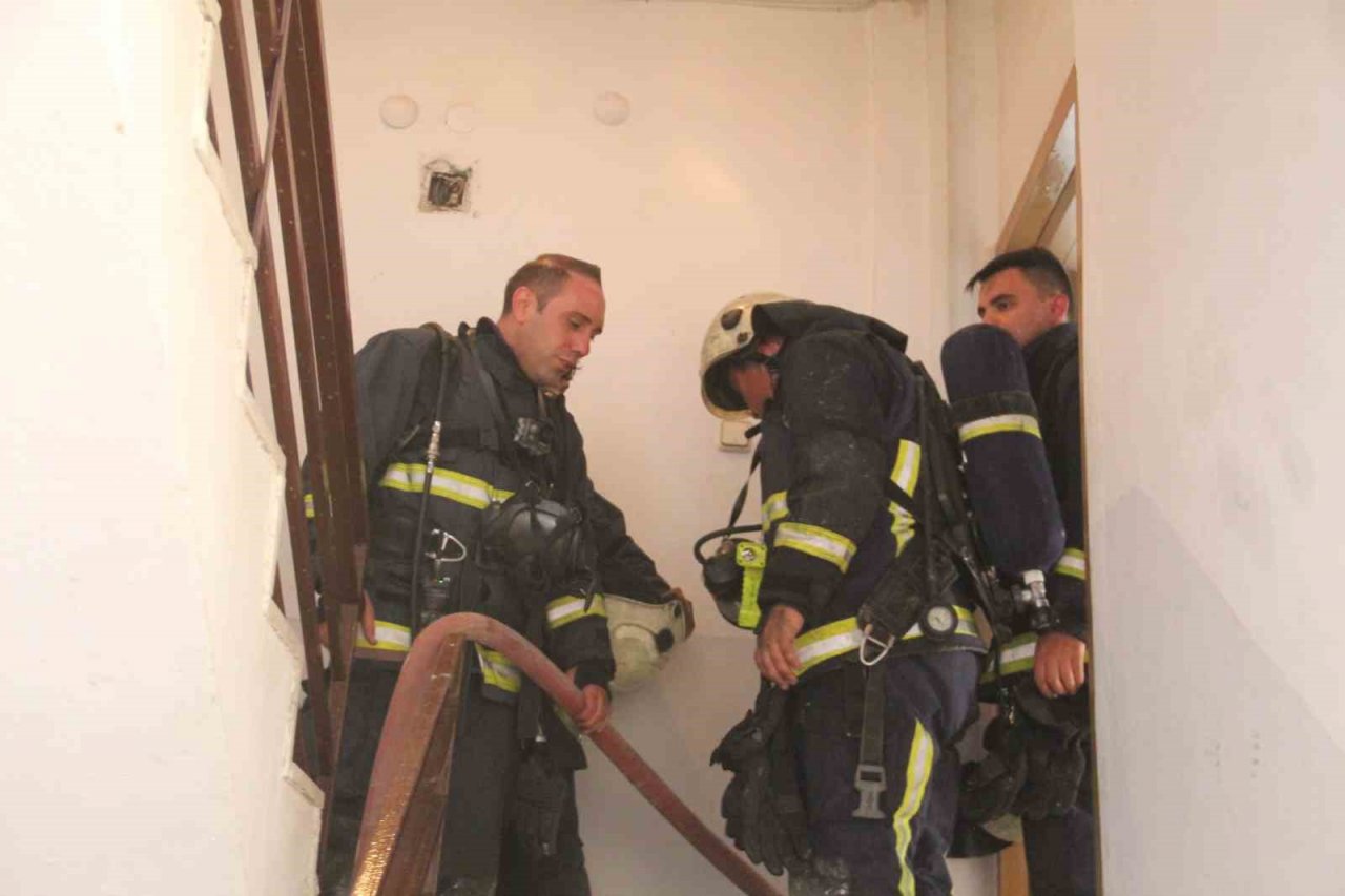 Mahalle sakinlerini sokağa döken yangında daire kullanılamaz hal geldi