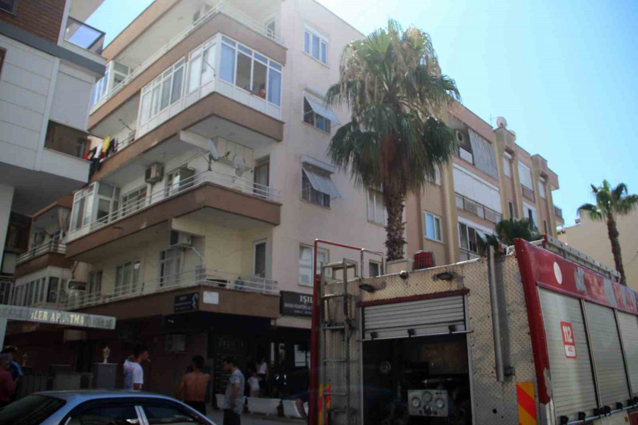Mahalle sakinlerini sokağa döken yangında daire kullanılamaz hal geldi