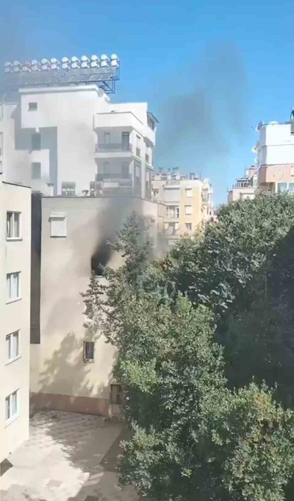 Mahalle sakinlerini sokağa döken yangında daire kullanılamaz hal geldi