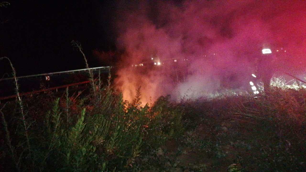 Karayolu yakınında çıkan çalılık yangını büyümeden söndürüldü