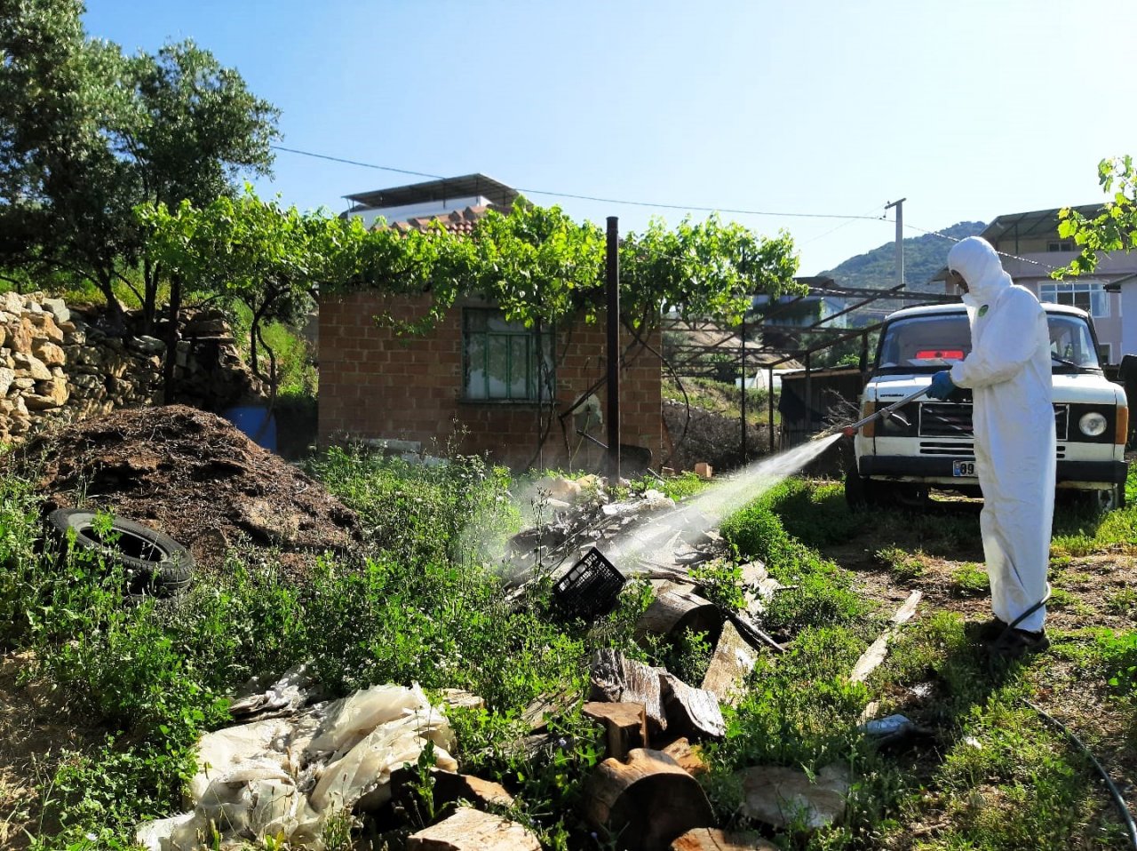 Çine’de sineklerle mücadele aralıksız sürüyor