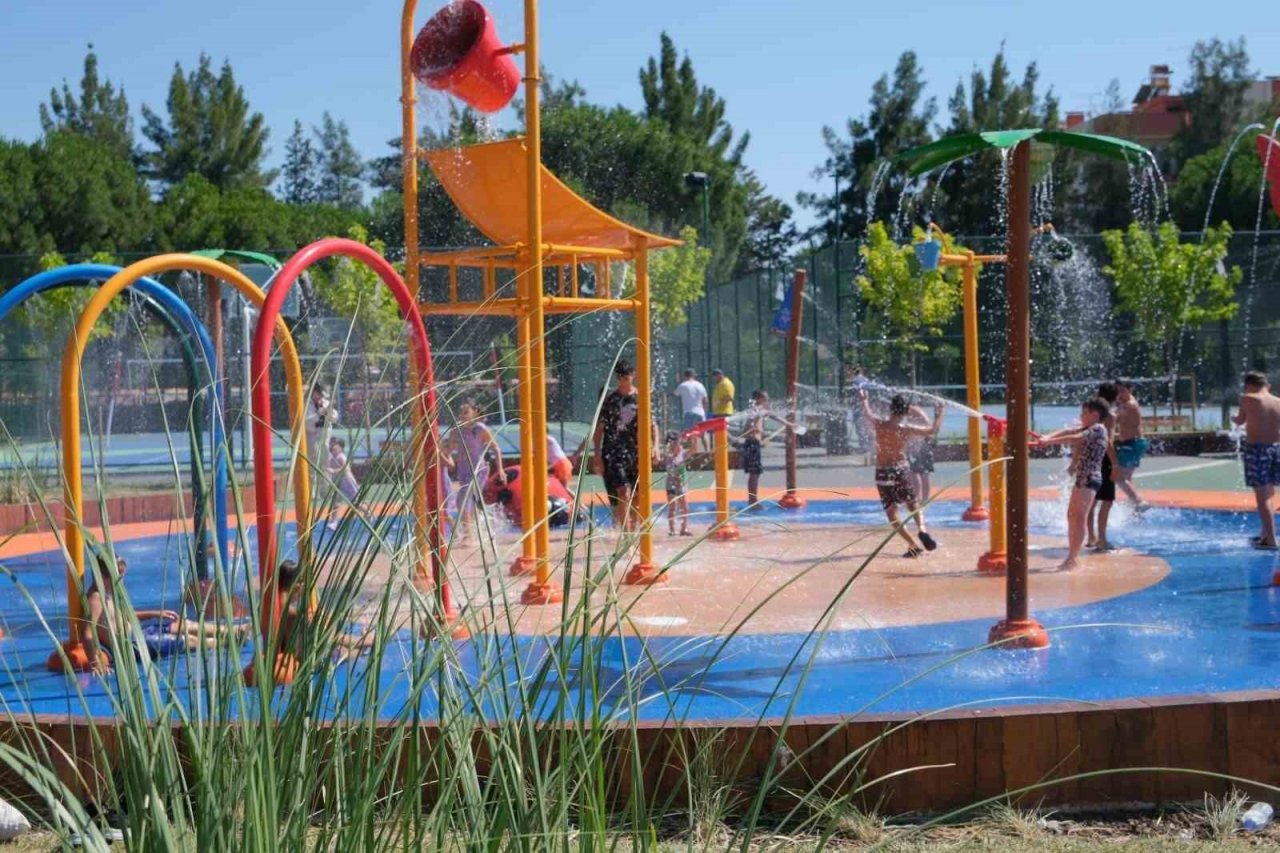 Aydınlı çocuklar sıcaklarda büyükşehrin havuzunda serinliyor