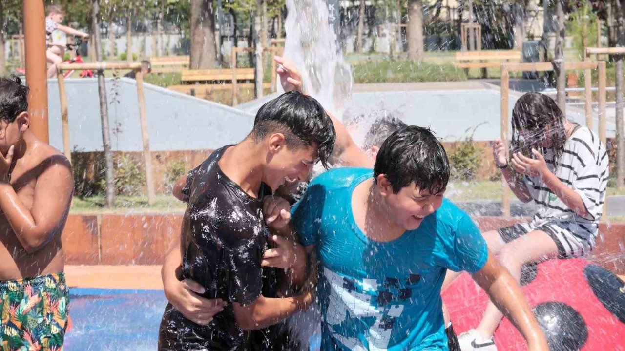 Aydınlı çocuklar sıcaklarda büyükşehrin havuzunda serinliyor