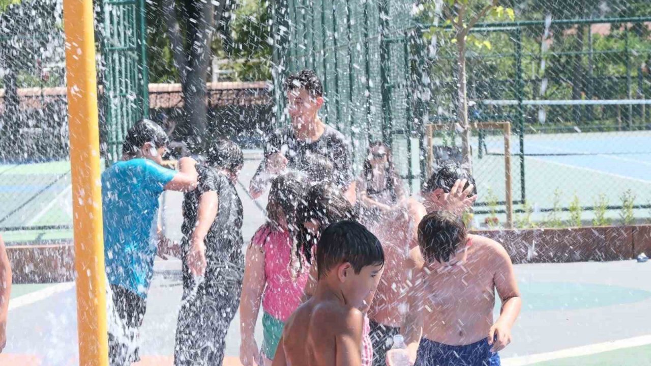 Aydınlı çocuklar sıcaklarda büyükşehrin havuzunda serinliyor