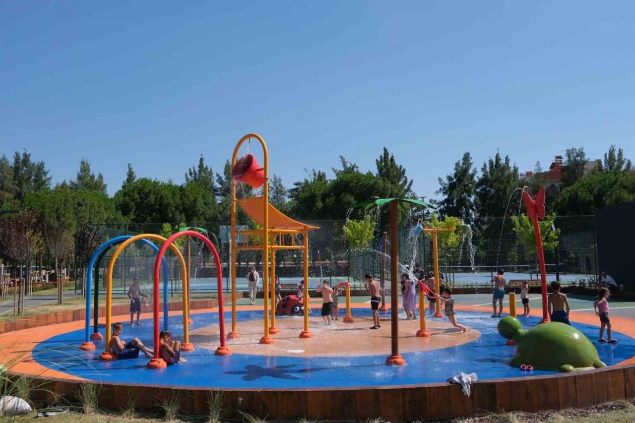 Aydınlı çocuklar sıcaklarda büyükşehrin havuzunda serinliyor