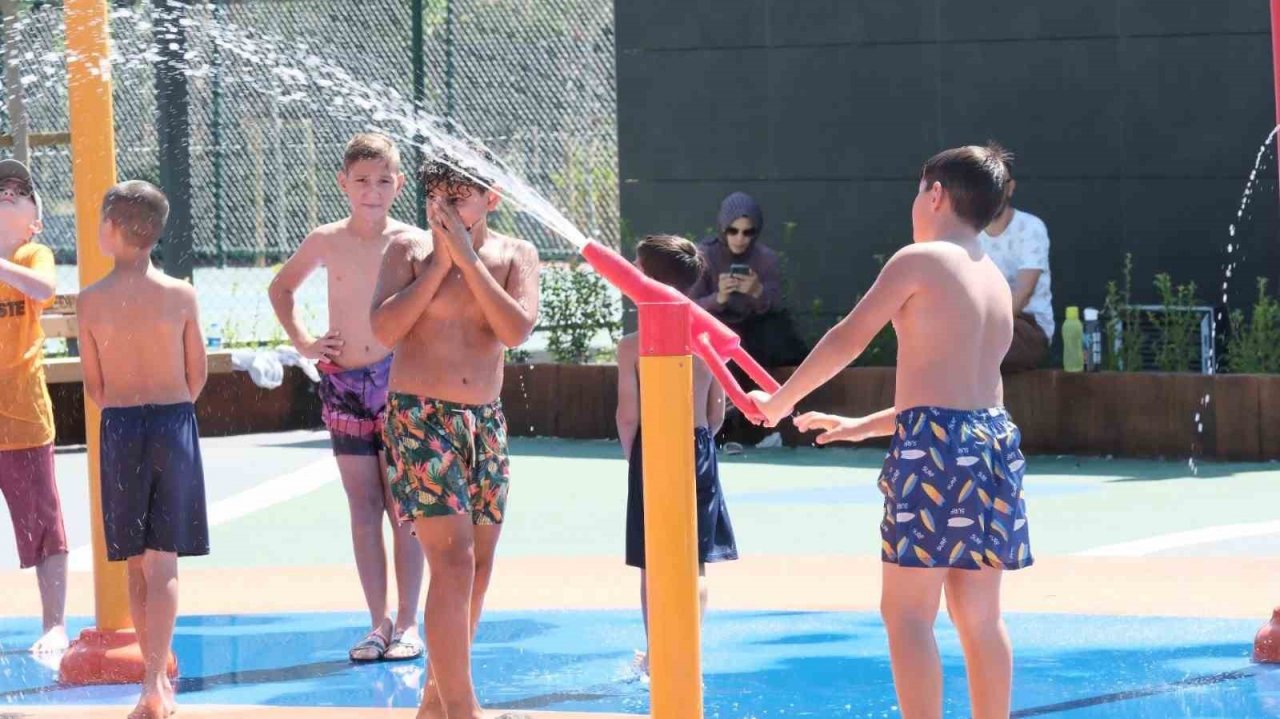 Aydınlı çocuklar sıcaklarda büyükşehrin havuzunda serinliyor
